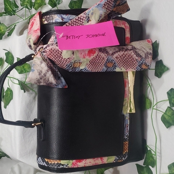 BETSEY JOHNSON CROSSBODY - Picture 3 of 8